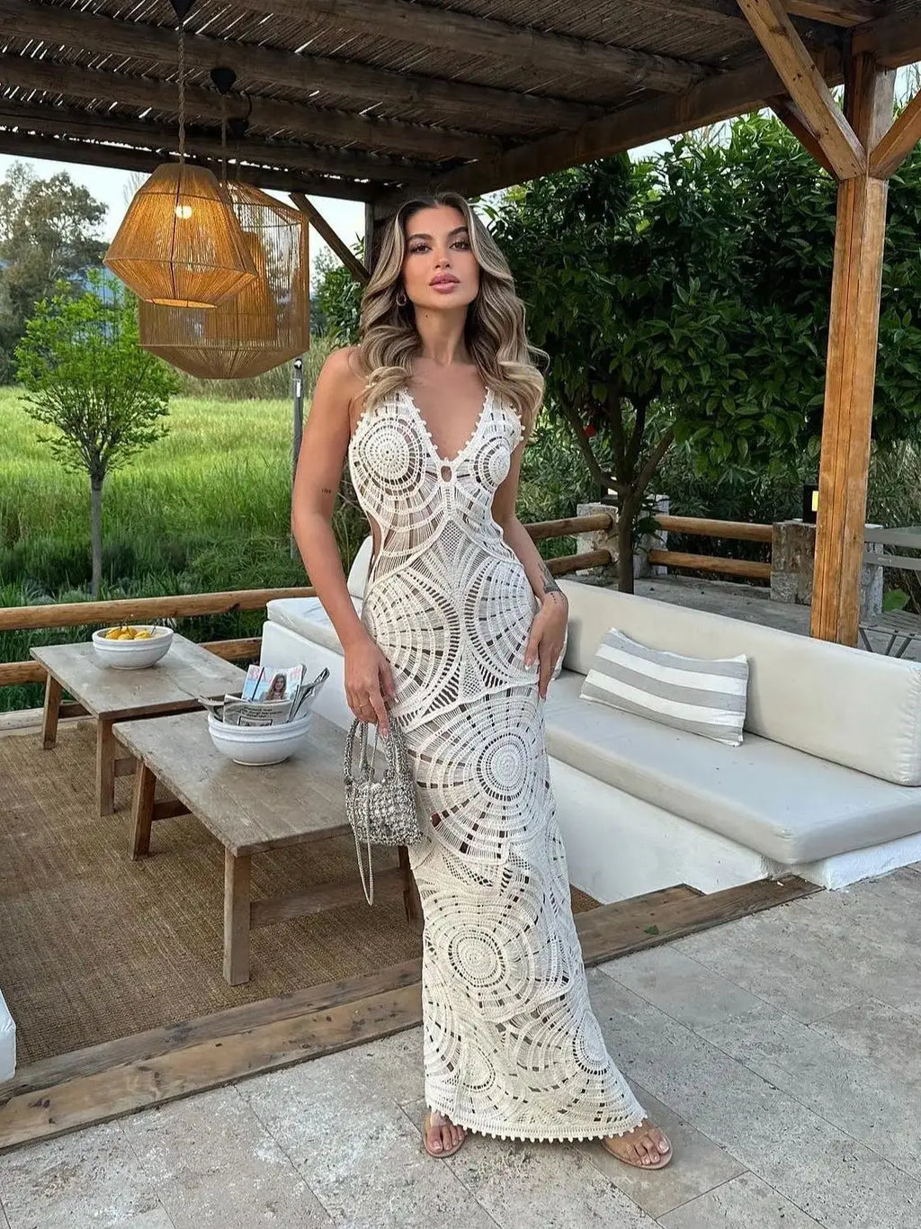 Vestido Dorado Misterio en Blanco – Marbella